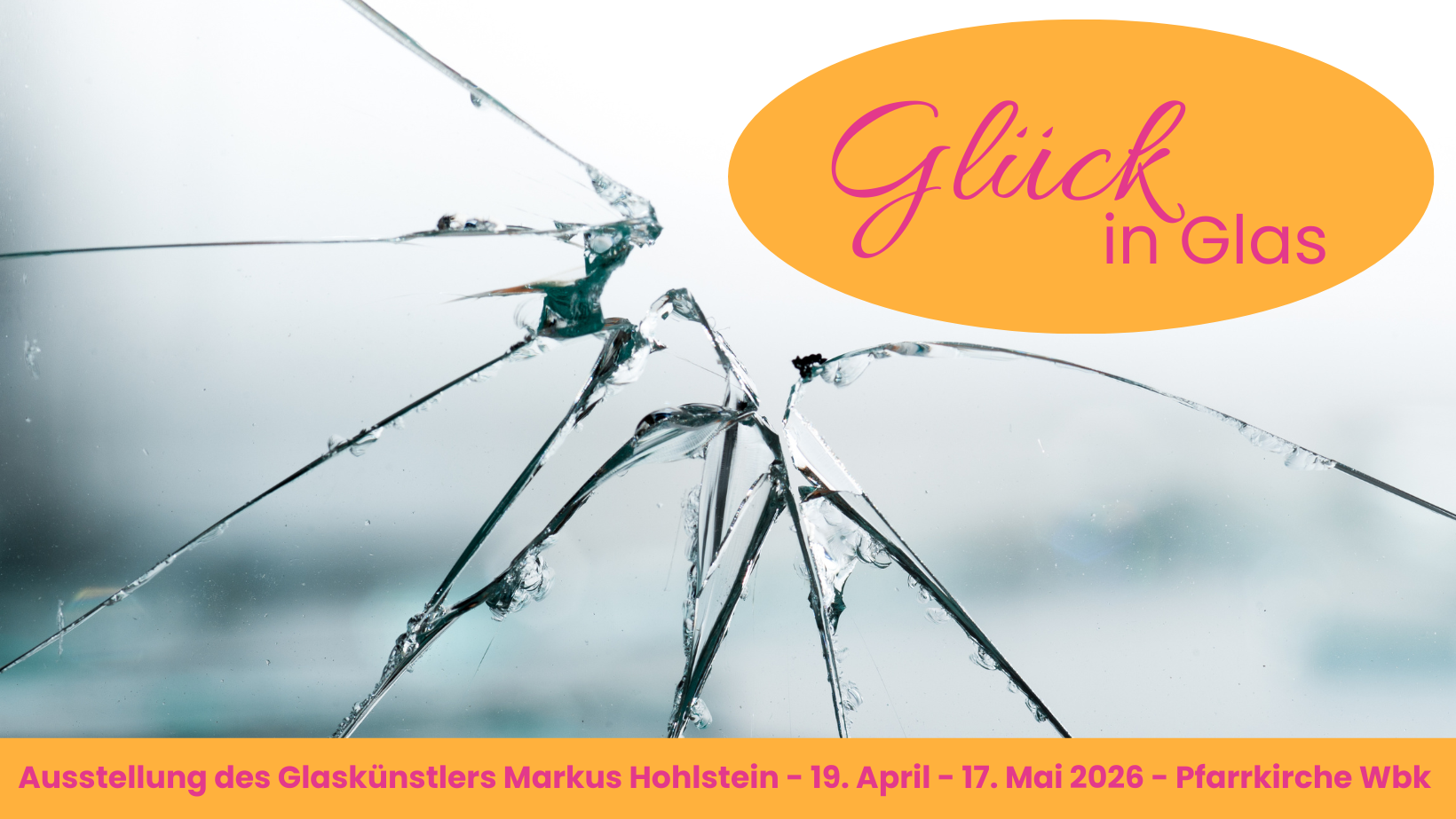 Zerbrochene Glasscheibe mit dem Logo der Ausstellung 'Glück in Glas'
