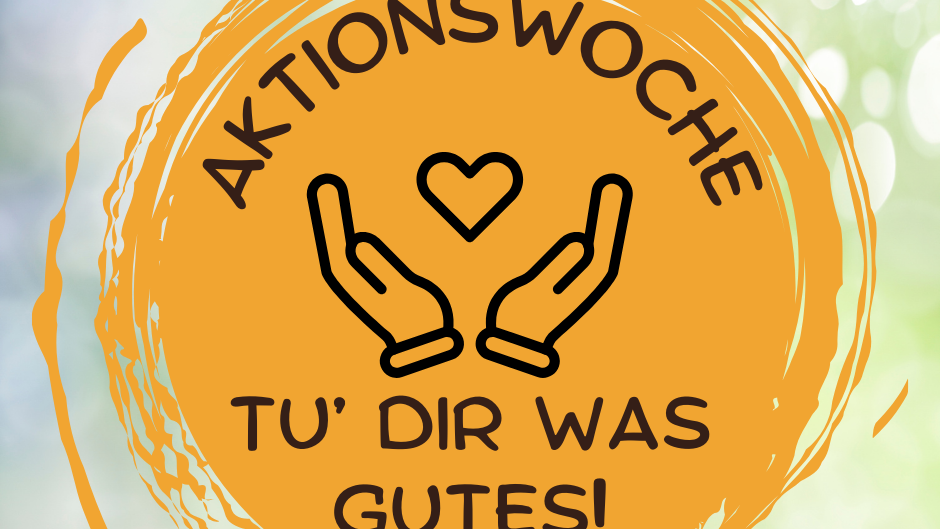 Orangefarbenes Emblem mit schwarzer Schrift vor hellgrünem Hintergrund.